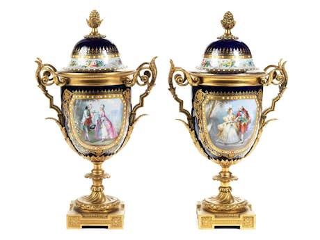 Paar Deckelvasen im Louis XVI-Stil 